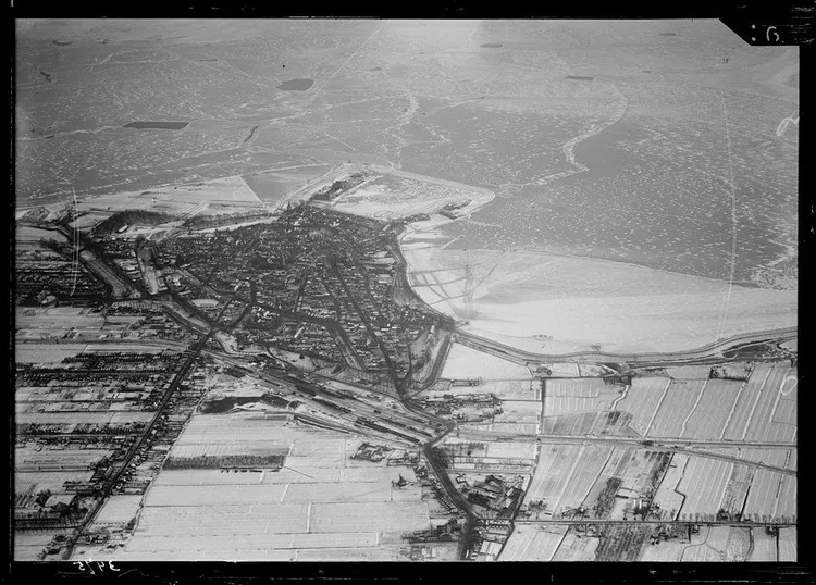 Luchtfoto van de Binnenstad en het begin van Hoorn-Noord (1920-1940).